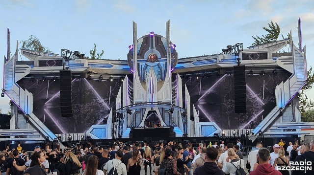 W Kołobrzegu trwa kolejna odsłona Sunrise Festival. Dla wielu uczestników jest to już trzeci dzień zabawy w rytmach muzyki elektronicznej.