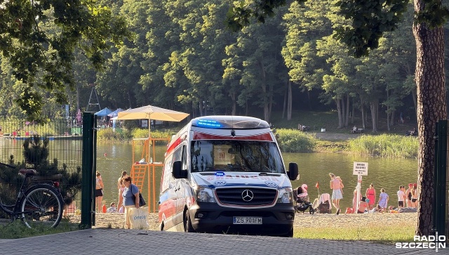 Ratownicy próbują przywrócić funkcje życiowe mężczyzny, który topił się w jeziorze Głębokim.