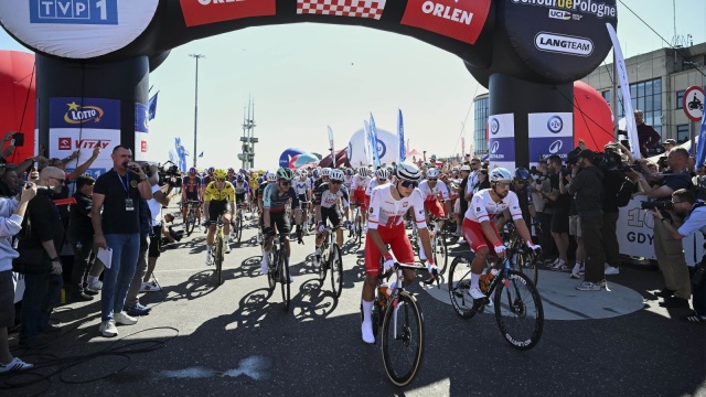 W Gdyni rozpoczęła się 83. edycja Tour de Pologne. Start honorowy nastąpił przy słonecznej pogodzie o godz. 10.30 ze Skweru Kościuszki. Listę startową podpisali wszyscy kolarze ze 147-osobowego peletonu, w tym dziesięciu Polaków.