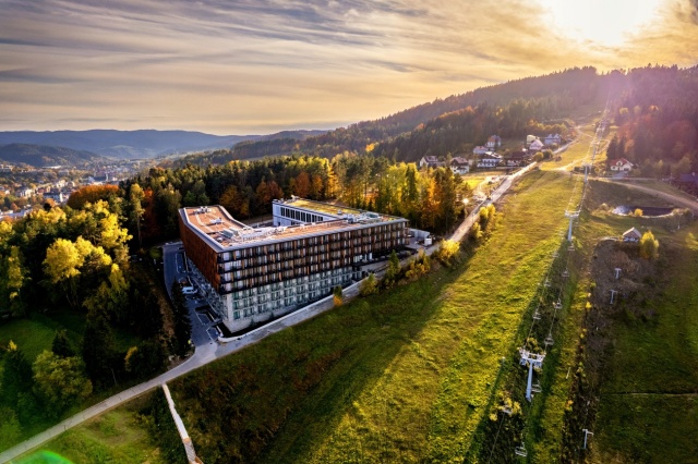 Zdjęcia, liczba gwiazdek czy atrakcyjna cena to często pierwsze elementy, na które zwracasz uwagę podczas wyboru hotelu. O tym, czy pobyt rzeczywiście będzie udany, decydują jednak również mniej oczywiste kwestie - lokalizacja, standard obsługi, zakres udogodnień czy opinie innych gości. Zanim dokonasz rezerwacji, poświęć kilka minut na sprawdzenie najważniejszych informacji. Dowiedz się, po czym poznać dobry hotel i co zweryfikować przed rezerwacją.