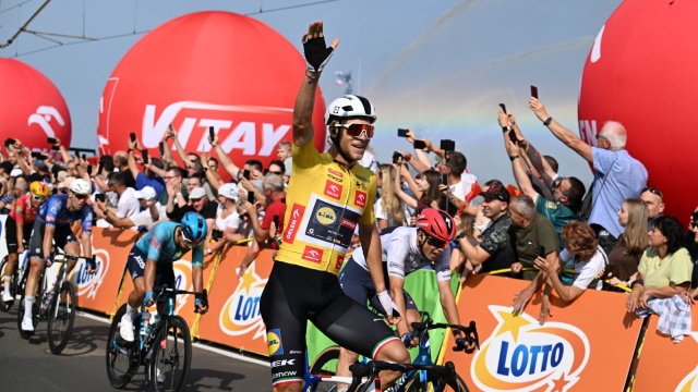 Drugie zwycięstwo Jonathana Milana (Lidl-Trek) w 83. kolarskiego Tour de Pologne. Włoch został triumfatorem 2. etapu rozegranego na 151-kilometrowej trasie z Międzyzdrojów do Szczecina.