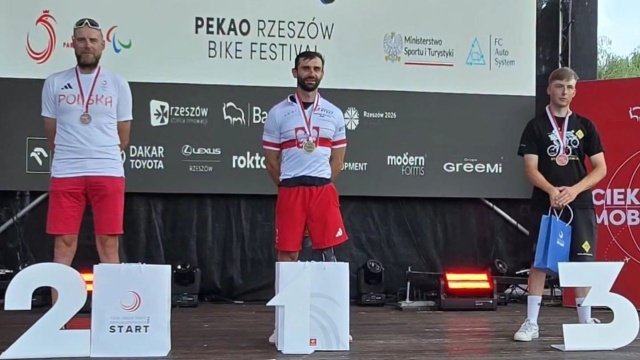 Sześć medali: złoty, cztery srebrne i brązowy zdobyli zawodnicy Startu Szczecin w Mistrzostwach Polski w parakolarstwie zakończonych w Rzeszowie.