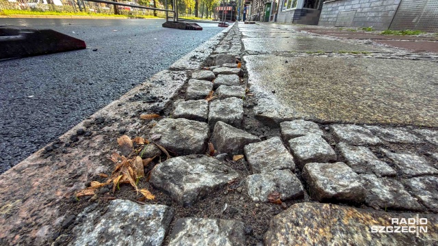 Asfalt dostał drugie życie, ale chodnik wciąż prosi się o pierwszą pomoc - chodzi o przebudowywaną ulicę Piłsudskiego w Szczecinie.