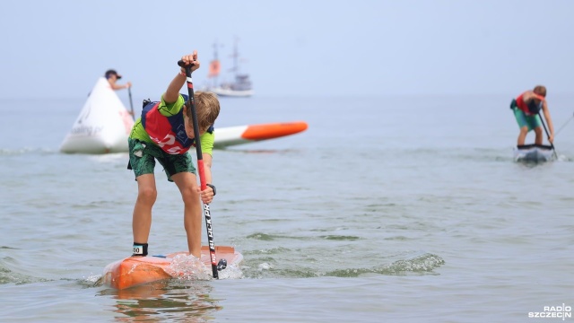 W Kołobrzegu królują SUP-y, czyli po prostu deski, na których wiosłujemy stojąc. To nie tylko forma rekreacji, ale też sport, w którym na miejscowej plaży rywalizują zarówno profesjonaliści, jak i amatorzy.
