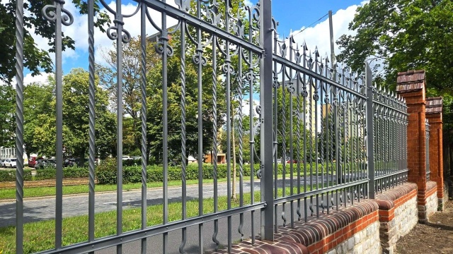 Miasto odnawia zabytkowe ogrodzenie szczecińskiego Cmentarza Centralnego. Prace mają zabezpieczyć konstrukcję z przełomu XIX i XX wieku i przywrócić jej historyczny wygląd.