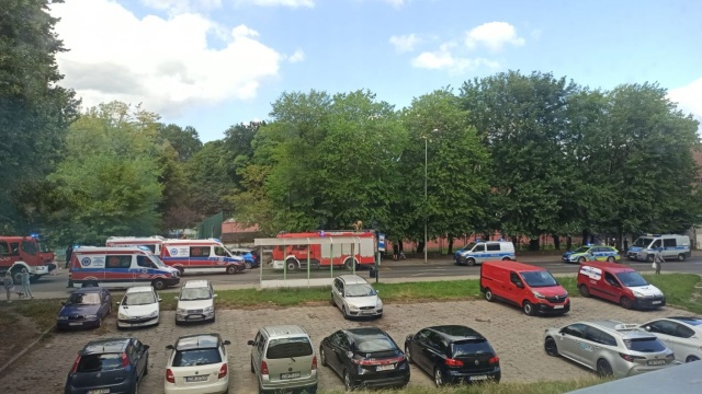 Dwóch chłopców wpadło do zbiornika z wodą przy Szkole Podstawowej numer 18, przy ulicy Komuny Paryskiej w Szczecinie. Świadkowie wyciągnęli 10- i 12-latka na zewnątrz.