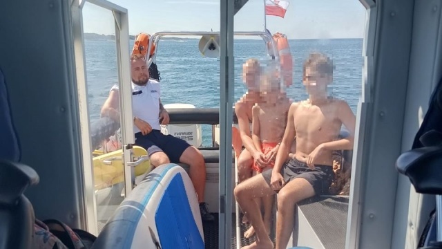 Kilometr od brzegu i bez kamizelek - pływali na desce SUP. Dlatego interweniować musiała kołobrzeska policja.