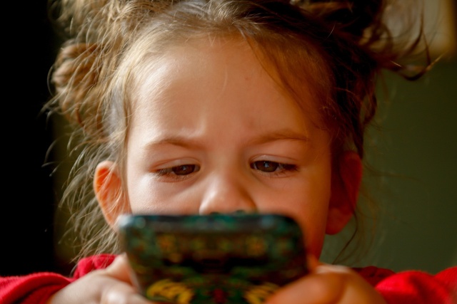Od 1 września zacznie obowiązywać zakaz korzystania z telefonów oraz urządzeń nagrywających podczas lekcji, przerw, a nawet zajęć terenowych.
