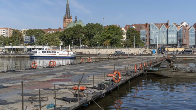 Żołnierze z 5. Pułku Inżynieryjnego ze Szczecina połączą pontonowym mostem Bulwar Gdyński i Bulwar Piastowski.