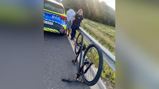 32-letni mężczyzna jechał rowerem pasem awaryjnym drogi ekspresowej S6. Policjanci zauważyli, że nie trzyma prostego toru jazdy, więc zatrzymali go do kontroli.