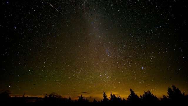 To nie koniec astronomicznych obserwacji na dziś, w pakiecie z zaćmieniem słońca po zmroku będziemy mogli obserwować spadające gwiazdy.