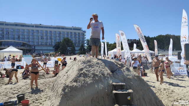 W Kołobrzegu trwa próba pobicia rekordu Polski w wysokości zamku z piasku. Na miejscowej plaży trwa budowa, której wymiar ma osiągnąć 4 metry.