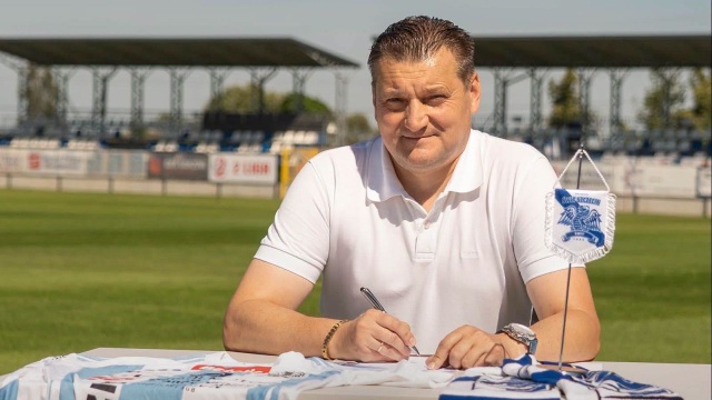 Przemysław Cecherz został nowym trenerem piłkarzy Świtu Szczecin. 53-letni szkoleniowiec zastąpił na tym stanowisku Marcina Sasala, który decyzją władz klubu został odsunięty od prowadzenia drużyny.