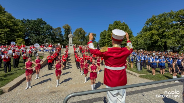 Wały Chrobrego wypełniła muzyka, taniec i różnokolorowe stroje. Orkiestry z Polski i zza granicy przemaszerowały główną aleją w kierunku Pomnika Adama Mickiewicza.