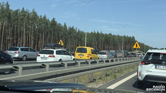 Ogromny ruch w kierunku wybrzeża spowalnia jazdę na autostradzie A6.