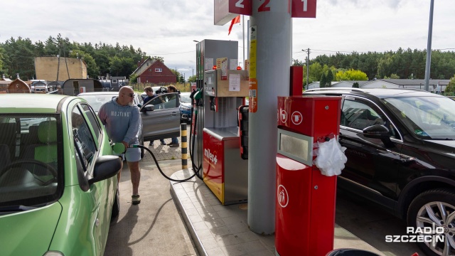 Turystyka paliwowa powraca. Wraz ze wznowieniem programu Ceny Paliw Niżej na przygranicznych stacjach benzynowych pojawiły się kolejki do dystrybutorów.