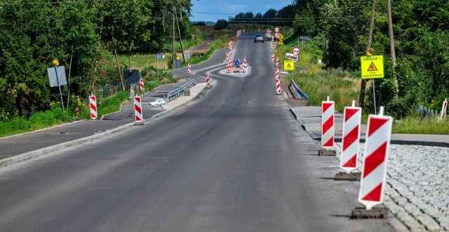 Kończy się przebudowa drogi wojewódzkiej 102 pomiędzy Trzebiatowem a Kołobrzegiem. Na całym odcinku wykonawca położył już ostatnią warstwę bitumiczną.