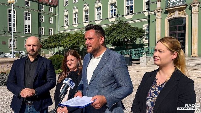 Radni PiS apelują do prezydenta Szczecina, by koszty sądowego sporu z radnym Krzysztofem Romianowskim pokrył z własnej kieszeni.