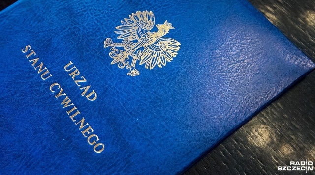 Rozporządzenie o transkrypcji aktów małżeństw zawartych poza Polską wejdzie w życie zgodnie z planem - zapowiada premier Donald Tusk.