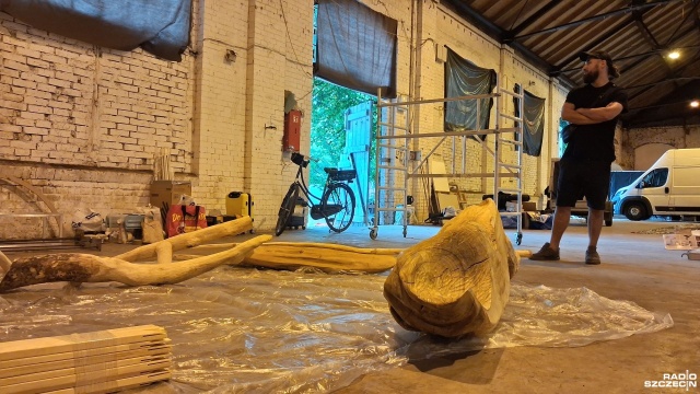 Montowanie oświetlenia, ekranów, przygotowanie wystaw i instalacji artystycznych. Organizatorzy świnoujskiej FAMY przygotowują się do rozpoczęcia festiwalu.
