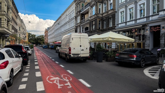 Każdy metr na wagę złota. W centrum Szczecina kierowcy szukają parkingu, a restauratorzy ustawiają stoliki. Na Rayskiego i Jagiellońskiej jest 46 zezwoleń na ogródki, a za zajęty metr kwadratowy przedsiębiorcy płacą 1,40 zł dziennie.