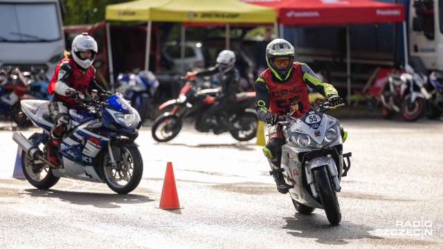 Motocykle, pachołki i precyzja co do centymetra. W Szczecinie trwają przygotowania do finałowej rundy cyklu Gymkhana GP - zawodów, w których motocykliści muszą pokonać wyznaczoną trasę tak szybko, jak to możliwe, ale bez potrącania przeszkód.