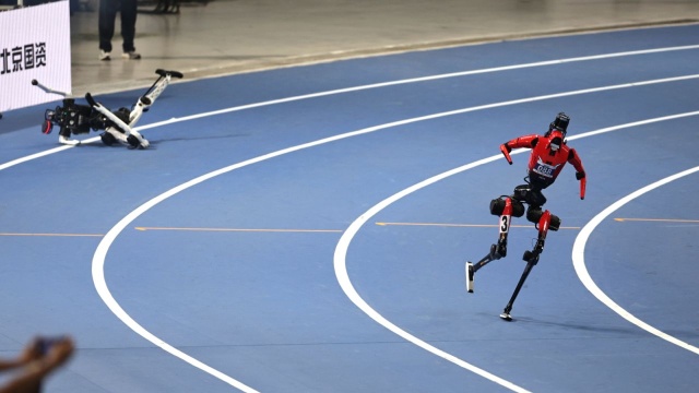 Robot skonstruowany przez chińskiego producenta smartfonów przebiegł 100 m w 9,32 s, co jest wynikiem lepszym od rekordu świata utytułowanego Jamajczyka Usaina Bolta - poinformowała w sobotę Chińska Telewizja Centralna.