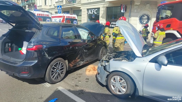 Dwa samochody osobowe zderzyły się na Placu Kościuszki w Szczecinie. Jak przekazała nam Komenda Miejska Policji, jednej osobie jest udzielana pomoc medyczna. Na miejscu są służby.