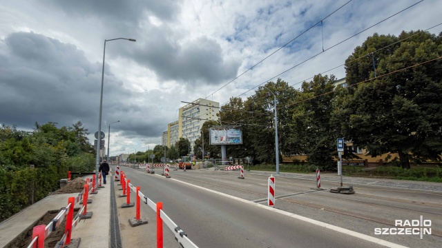 Jedna w głębi chodnika, a druga tuż przy samej krawędzi jezdni - na nowo wyremontowanej alei Powstańców Wielkopolskich w Szczecinie lampy poustawiane są zygzakiem.