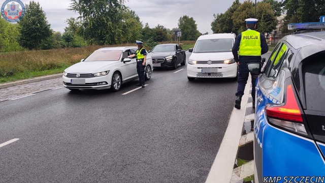 14 nietrzeźwych kierowców, prawie 200 przekroczeń prędkości i jeden kierujący z sądowym zakazem prowadzenia to bilans weekendowych kontroli szczecińskiej drogówki.