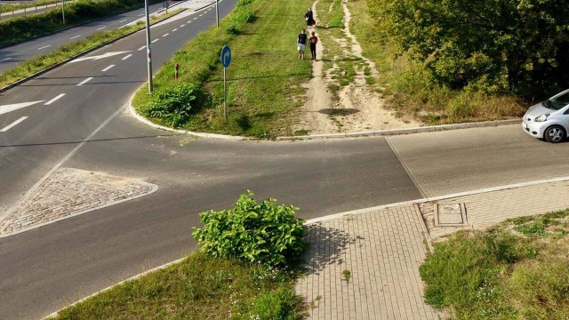 Będzie chodnik wzdłuż Duńskiej i Krasińskiego w Szczecinie. Urzędnicy ogłosili przetarg na jego budowę - poinformował na Facebooku zastępca prezydenta Szczecina Łukasz Kadłubowski.
