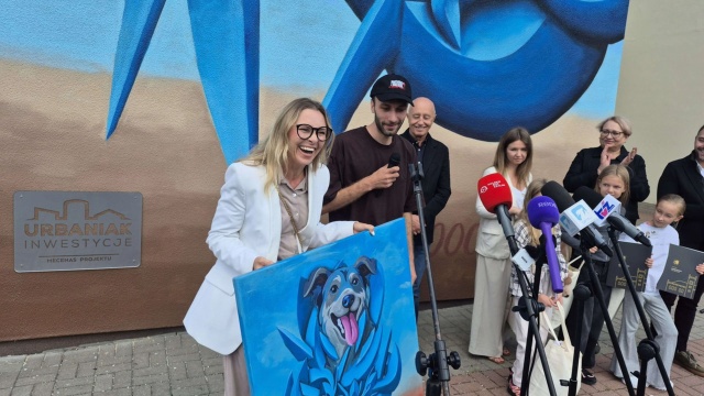 Mural, zachęcający do adopcji psów i kotów ze schroniska, pojawił się w Szczecinku. Malowidło oglądać można na jednej z kamienic przy ulicy Jana Pawła II.