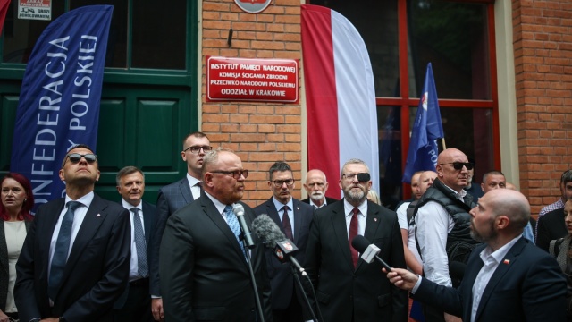 Zarzut publicznego i wbrew faktom zaprzeczania zbrodniom nazistowskim usłyszał lider Konfederacji Korony Polskiej, europoseł Grzegorz Braun. Polityk nie przyznał się do winy, nie negując samych wypowiedzi na ten temat.