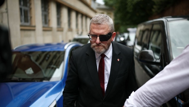 Zarzuty zaprzeczania zbrodniom nazistowskim usłyszał wczoraj europoseł i lider Konfederacji Korony Polskiej Grzegorz Braun.