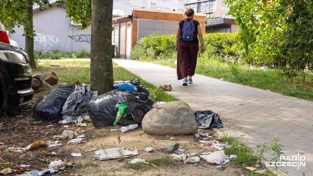 Tych śmieci miesiącami nikt nie sprzątał - skarżą się mieszkańcy szczecińskich Pomorzan. Odpady zalegają na parkingu przy ul. Dunikowskiego.