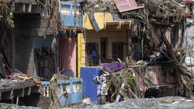 W Nepalu trwa walka z czasem. Ratownicy starają się dotrzeć na tereny, gdzie po katastrofalnej błyskawicznej powodzi mogą być żywi ludzie.