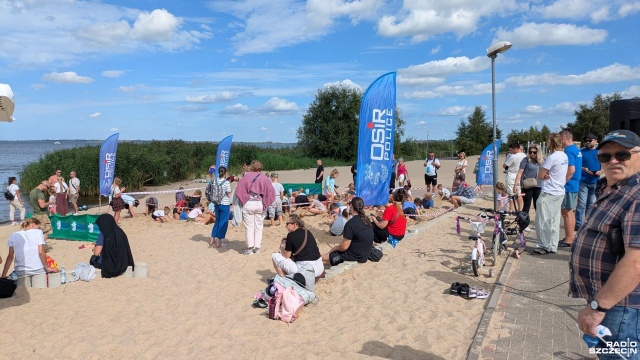 Nie trzeba jechać nad morze, by ostatni wakacyjny weekend spędzić na plaży - przekonują wypoczywający w Trzebieży. Tam odbył się piknik Trzebież na Fali z Radiem Szczecin.