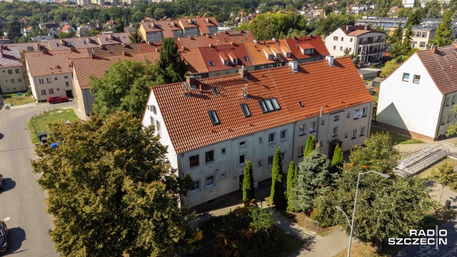 Ewakuowani mieszkańcy kamienicy przy Hożej 9 i 11 w Szczecinie nie wiedzą jeszcze, kiedy i czy w ogóle będą mogli wrócić do swoich mieszkań. W nocy z piątku na sobotę w budynku pękła ściana, a w piwnicy także posadzka.