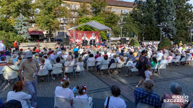 Znane i mniej znane... W Szczecinie na Placu Lotników po raz 23. wybrzmiały polskie pieśni patriotyczne, z okazji rocznicy Sierpnia 03980.