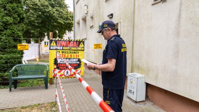 Ewakuowani z pękającego budynku mieszkańcy czekają na informacje od miasta w sprawie mieszkań zastępczych. To po tąpnięciu, do którego doszło sobotniej nocy w budynku przy ulicy Hożej w Szczecinie.