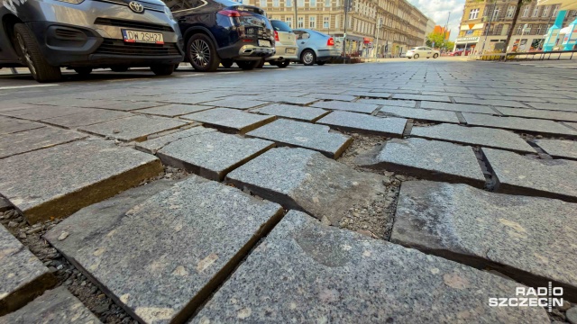 Kostka na ulicy Jagiellońskiej w Szczecinie najwyraźniej ma dość - tak przynajmniej mówią mieszkańcy. Chodzi o odcinek od Alei Wojska Polskiego do Placu Zamenhofa.