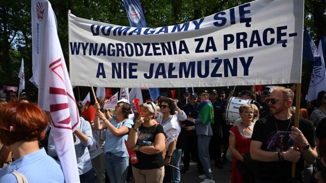 Pod hasłem Politycy do tablicy przed Kancelarią Premiera protestują przedstawiciele Związku Nauczycielstwa Polskiego z całego kraju.