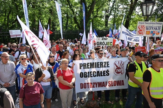 Nauczyciele protestowali w poniedziałek przed kancelarią premiera domagając się powiązania wynagrodzeń z przeciętną pensją w gospodarce i piętnastoprocentowych podwyżek.