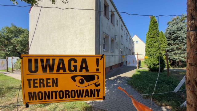 Ostatnia rodzina wyprowadziła się z kamienicy przy ulicy Hożej 9 i 11 w Szczecinie. Budynek został przed południem zaplombowany i ogrodzony, a dostęp do niego jest niemożliwy.