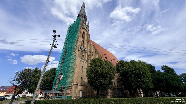 Kościół Mariacki w Chojnie, jedna z najwyższych gotyckich świątyń w Polsce, odzyskuje dawny blask. Rusztowania szczelnie otoczyły elewację południową oraz zachodnią część wieży. Głównym celem remontu jest renowacja partii wejściowej.