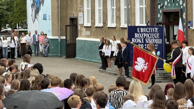 Wakacje dopiero się skończyły, a uczniowie sprawdzają, ile zostało do kolejnych. W Szczecinie zabrzmiał pierwszy dzwonek i ponad 50 tysięcy dzieci i młodzieży wróciło do szkolnych ławek. Plecaki spakowane, budziki nastawione, można zaczynać.