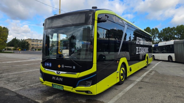 Pasażerowie szczecińskiej komunikacji miejskiej z prawobrzeża będą mogli się przejechać nowym elektrycznym autobusem.