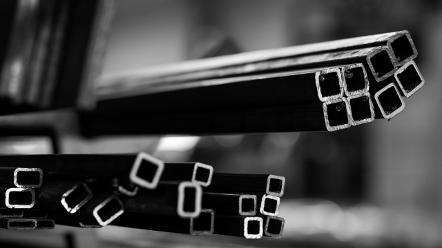 Wybór profesjonalnej hurtowni stali to klucz do sukcesu w dużych projektach budowlanych. Zapewnia ona nie tylko natychmiastową dostępność różnorodnych wyrobów hutniczych, ale także kompleksowe wsparcie logistyczne, fachowe doradztwo techniczne i optymalizację kosztów. Współpraca z rzetelnym dostawcą pozwala uniknąć przestojów i zamrażania kapitału, gwarantując płynność dostaw i najwyższą jakość materiałów potwierdzoną niezbędnymi certyfikatami.
