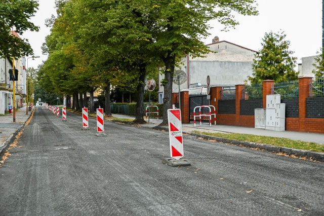 Trwa remont ulicy Warszawskiej w Stargardzie. Drogowcy rozpoczęli ściąganie starego asfaltu.