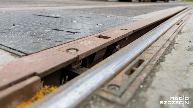 Tramwaje Szczecińskie będą wymieniać szyny na ulicy Światowida i trzeba się liczyć z hałasem, bo prace prowadzone będą głównie w nocy. W pierwszych trzech tygodniach września ekipy pojawią się między numerami 80a i 83, a później przeniosą się w stronę pętli Gocław, w okolice numerów 30 i 49.